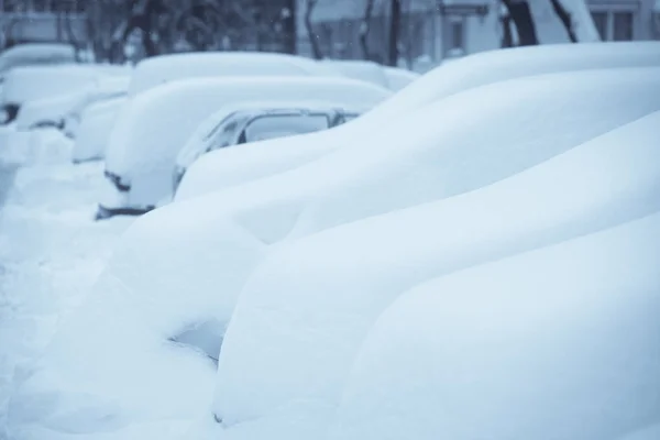 Reihe schneebedeckter Autos — Stockfoto