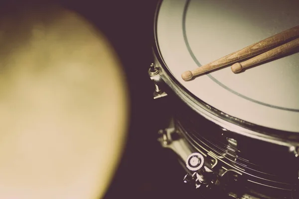 Snare drum and a pair of drum sticks — Stock Photo, Image