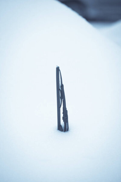 Дворник, покрытый снегом
