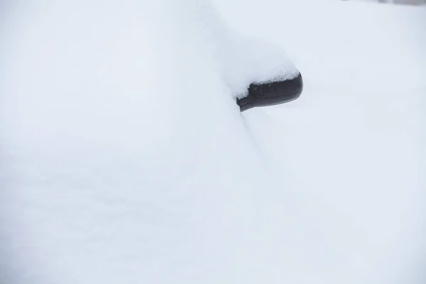 雪に覆われた車のミラー — ストック写真