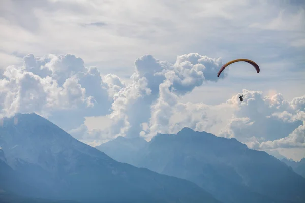 Parapente volando — Foto de Stock