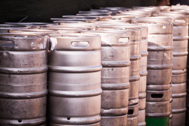 Yığın dolusu bira fıçısı