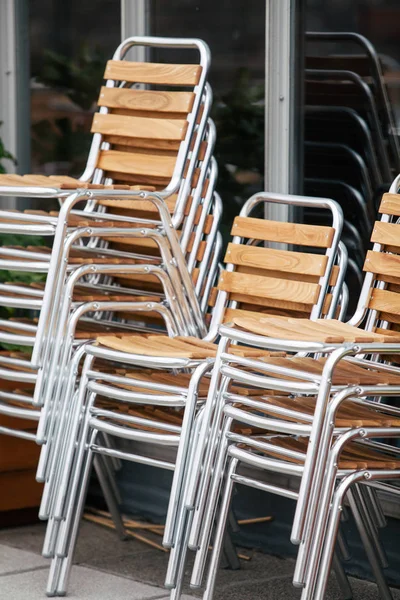 Stapel van houten stoelen — Stockfoto