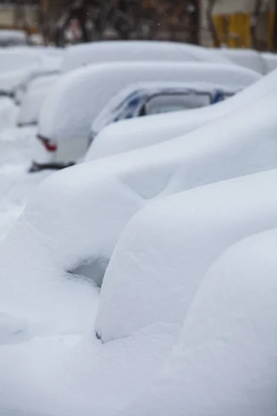 雪に覆われた車の行 — ストック写真