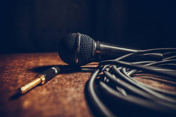 Microfone e cabos — Fotografia de Stock