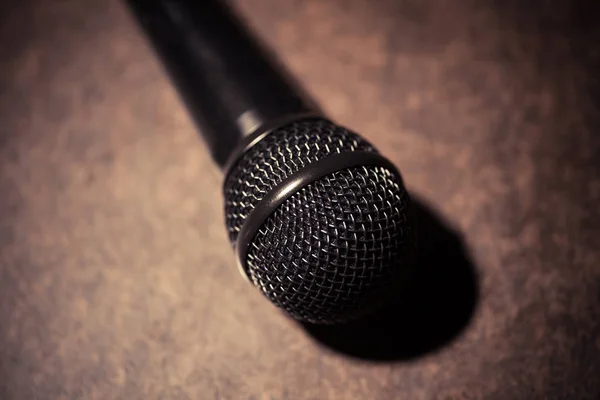 Микрофон на столе — стоковое фото