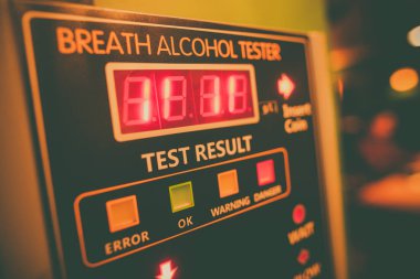 Bir duvara alkol test cihazı