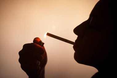 Kadın bir sigara aydınlatma
