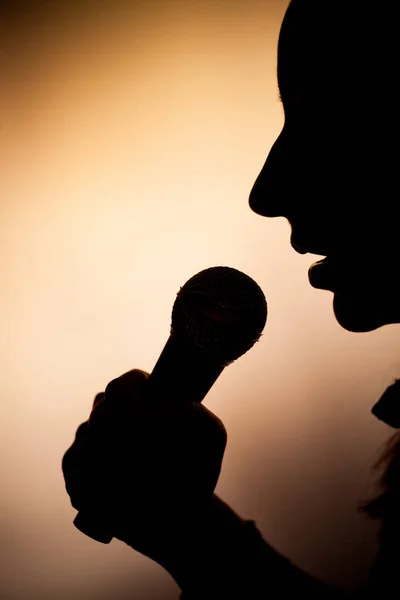 Donna che canta al microfono — Foto Stock