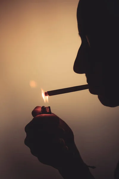 Kadın bir sigara aydınlatma — Stok fotoğraf