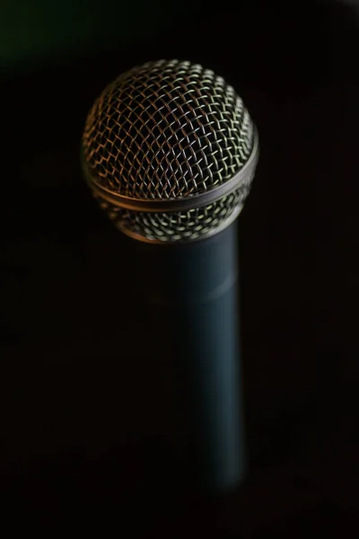 Microfoon op tafel — Stockfoto