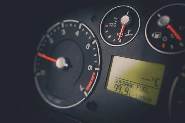 Hoher Kraftstoffverbrauch im Auto — Stockfoto