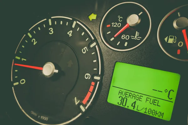 Autó magas üzemanyag-fogyasztás — Stock Fotó