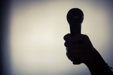 bir mikrofon tutan el