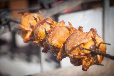 Dönen makine üzerinde ızgara tavuk