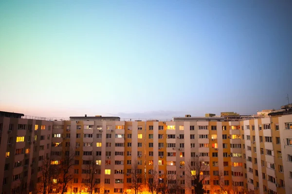 Вертикальная панорама многоквартирных домов — стоковое фото