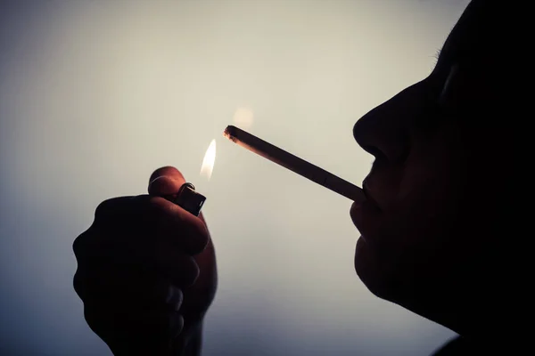 Frau zündet sich Zigarette an — Stockfoto