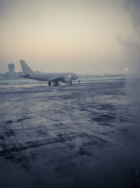 Samolot na zimny poranek — Zdjęcie stockowe