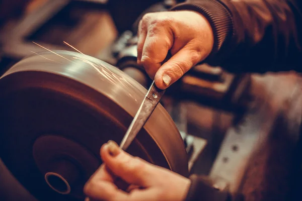 Sharpening tijeras detalle — Foto de Stock