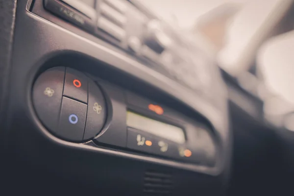 Auton ilmastointi paneeli — kuvapankkivalokuva