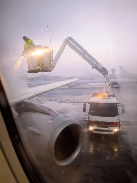 Descongelar um avião — Fotografia de Stock