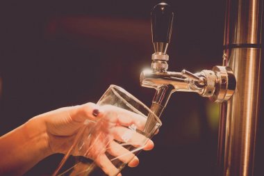 Bir bardak içine dökme fıçı bira