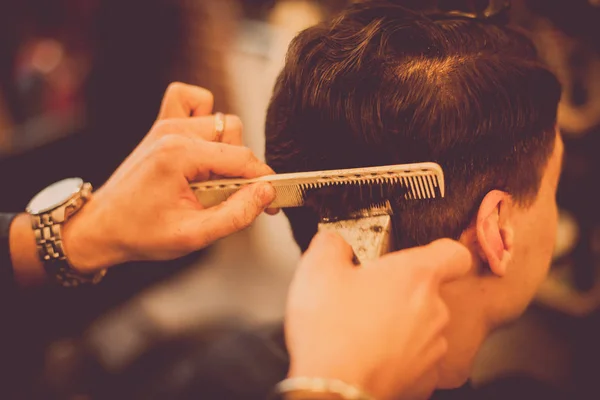 Stylista włosów za pomocą grzebienia i razor — Zdjęcie stockowe