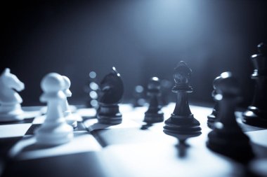 Beyaz ve siyah parçalar satranç tahtasının