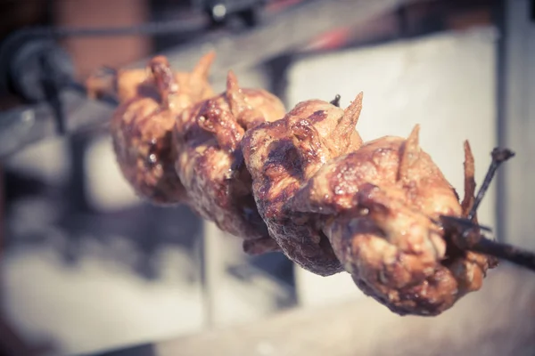 회전 기계에 구운된 닭 — 스톡 사진