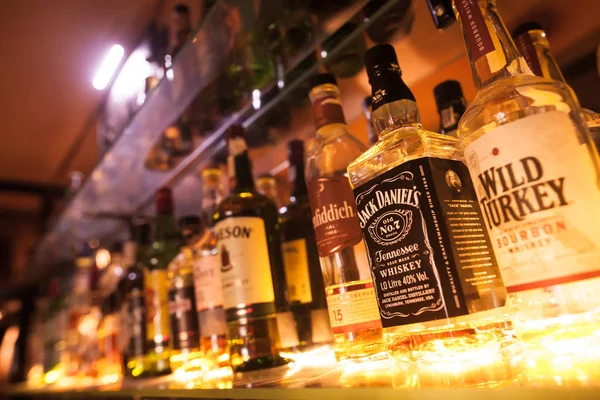 Fila de botellas de alcohol en un bar o restaurante —  Fotos de Stock