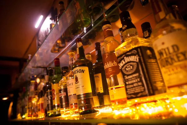 Fila di bottiglie di alcol in un bar o ristorante — Foto Stock