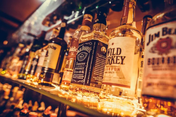 Rad av flaskor med alkohol i en bar eller restaurang — Stockfoto