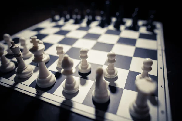 Piezas blancas y negras en tablero de ajedrez —  Fotos de Stock