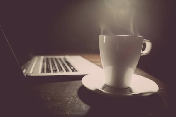 Laptop i gorącej kawy — Zdjęcie stockowe