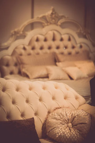 เตียงหรูหราในอพาร์ทเม้น — ภาพถ่ายสต็อก