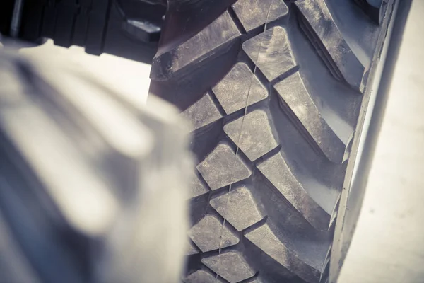 Grande caminhão pneu close-up — Fotografia de Stock