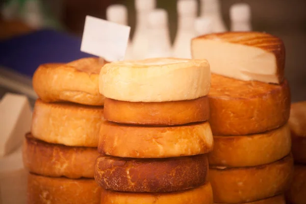 Pile de fromage rond fait maison — Photo