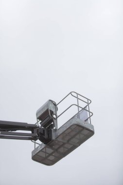 Bir bulutlu gökyüzü üzerinde motor yeri