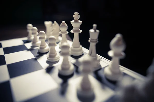 Білі фігури на шаховій дошці — стокове фото