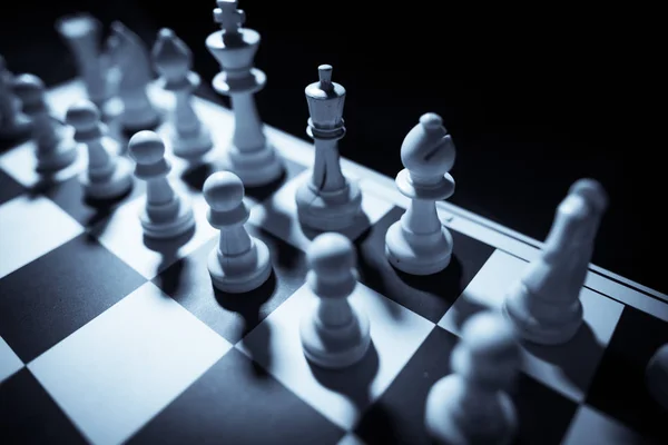 Bílé figurky na šachovnici — Stock fotografie