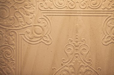 Duvar çiçek süslemeleri ile