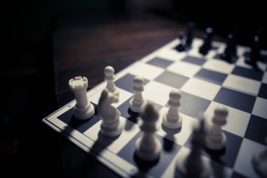 Beyaz ve siyah parçalar satranç tahtasının