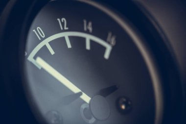 Analog car volt meter