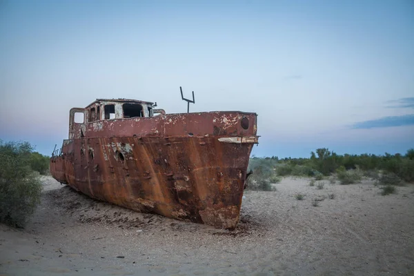 Rostiges Schiff in Moynaq, Usbekistan — Stockfoto