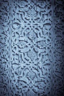 Ahşap kapı Arapça süslemeleri