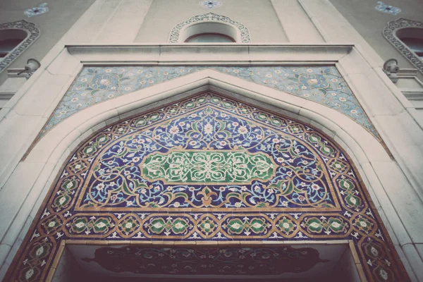 Дерев'яна двері Арабська прикраси — стокове фото