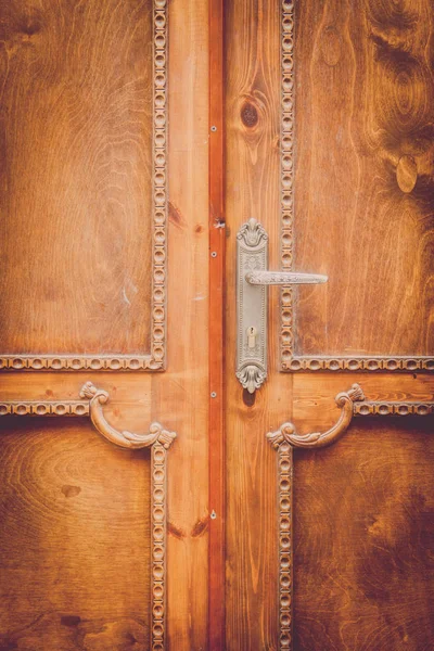 Старая дверь с ручкой — стоковое фото
