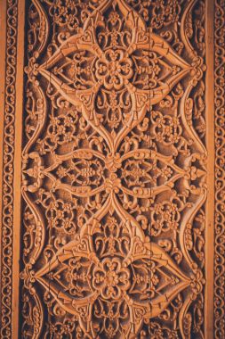 Ahşap kapı Arapça süslemeleri