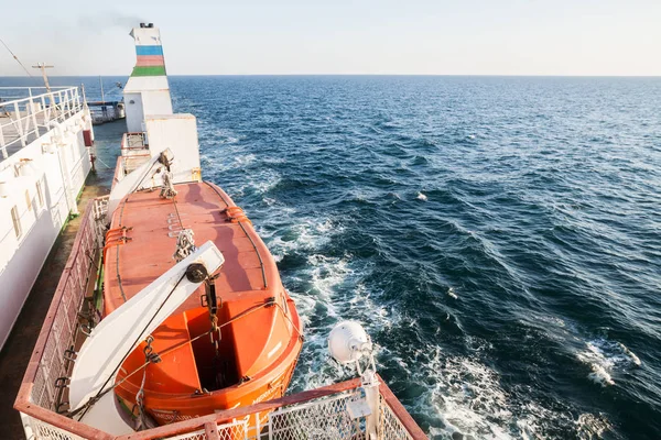 Barco salvavidas naranja en barco de pasajeros — Foto de Stock