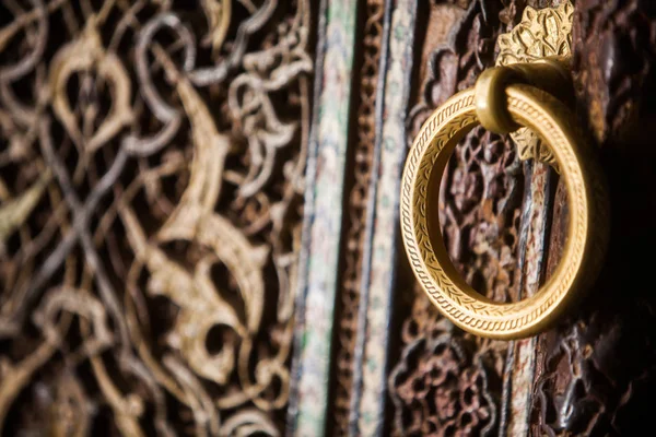 Puerta de madera decoraciones árabes y palanca de anillo —  Fotos de Stock